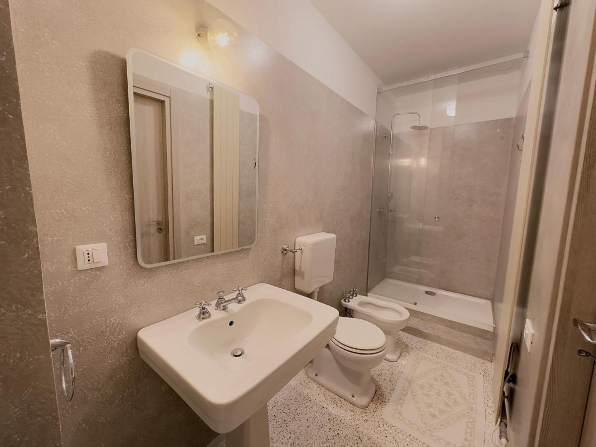 Minimal Apartment Navigli Milan Bagian luar foto