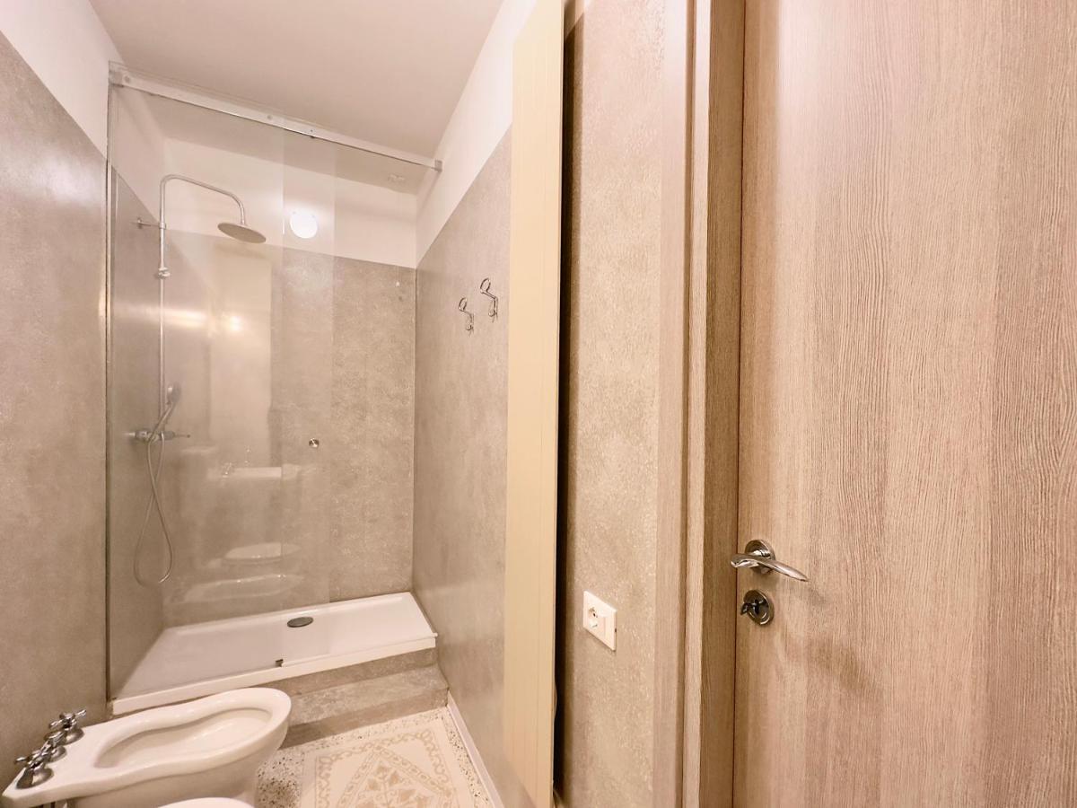 Minimal Apartment Navigli Milan Bagian luar foto