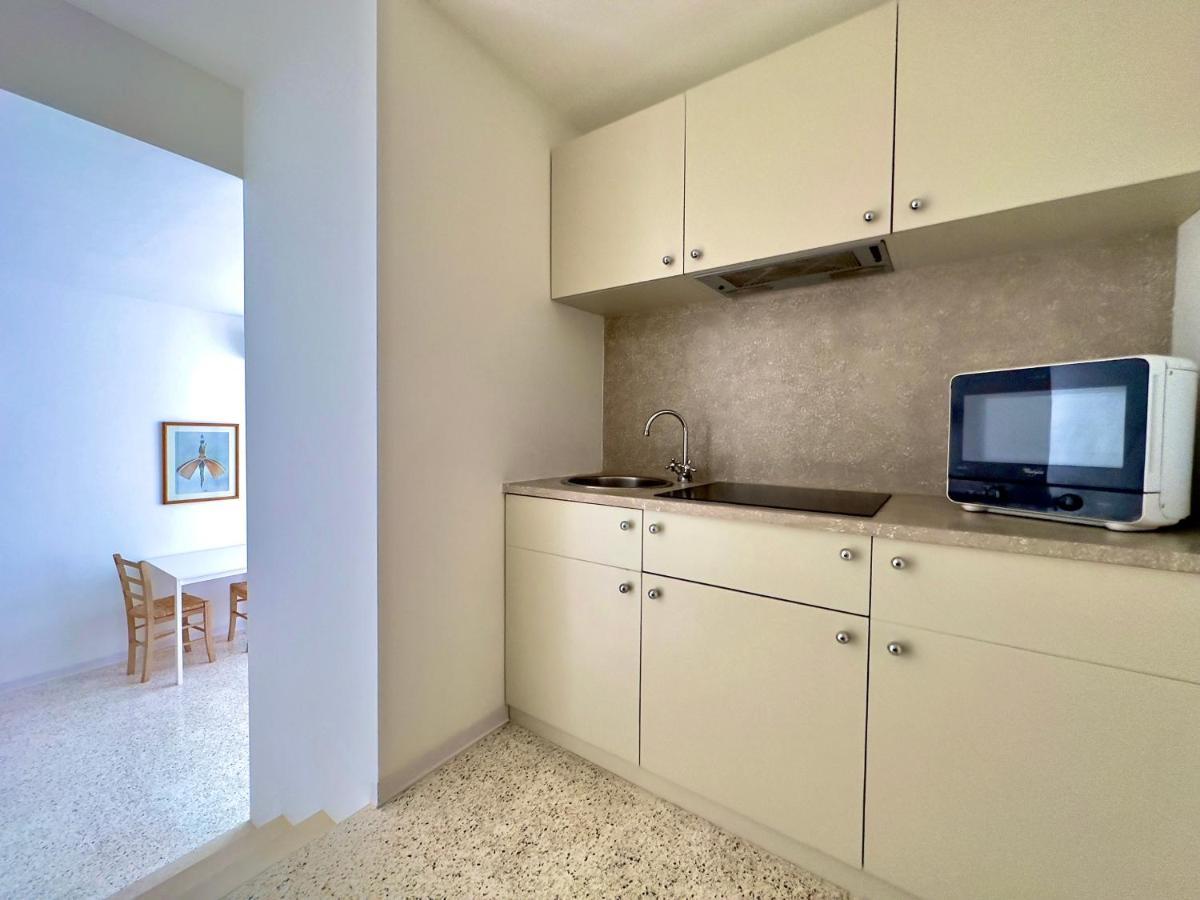 Minimal Apartment Navigli Milan Bagian luar foto