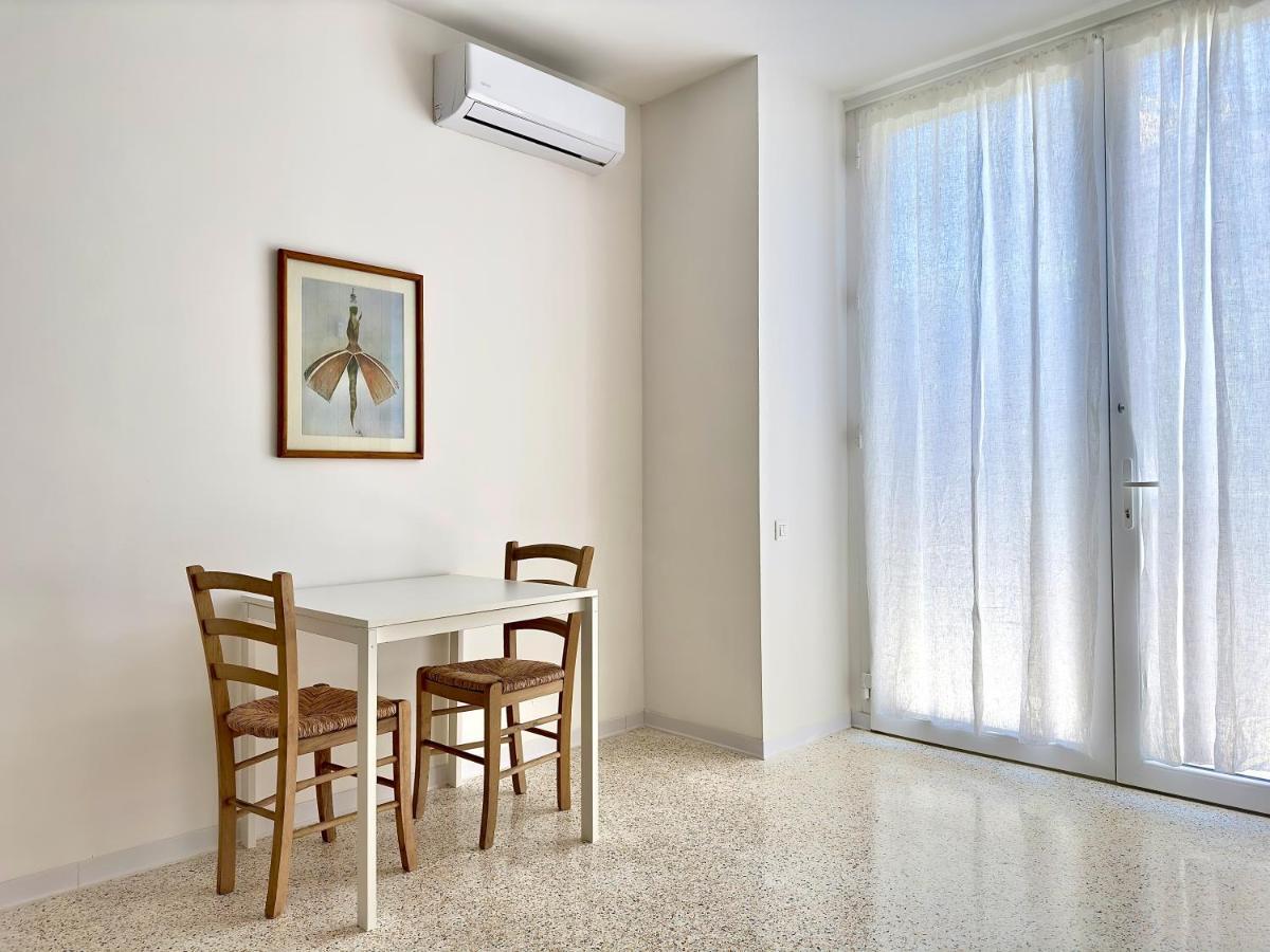 Minimal Apartment Navigli Milan Bagian luar foto
