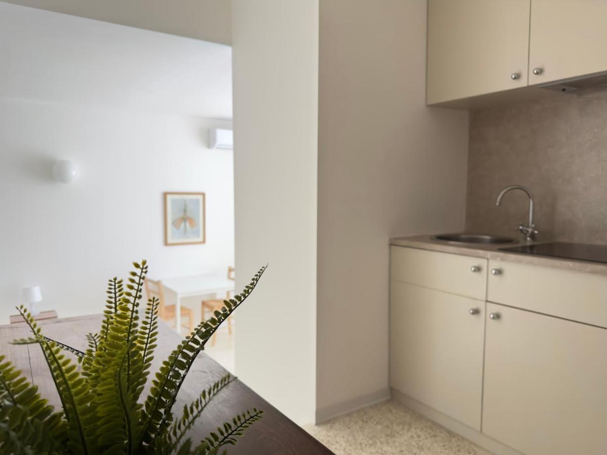 Minimal Apartment Navigli Milan Bagian luar foto
