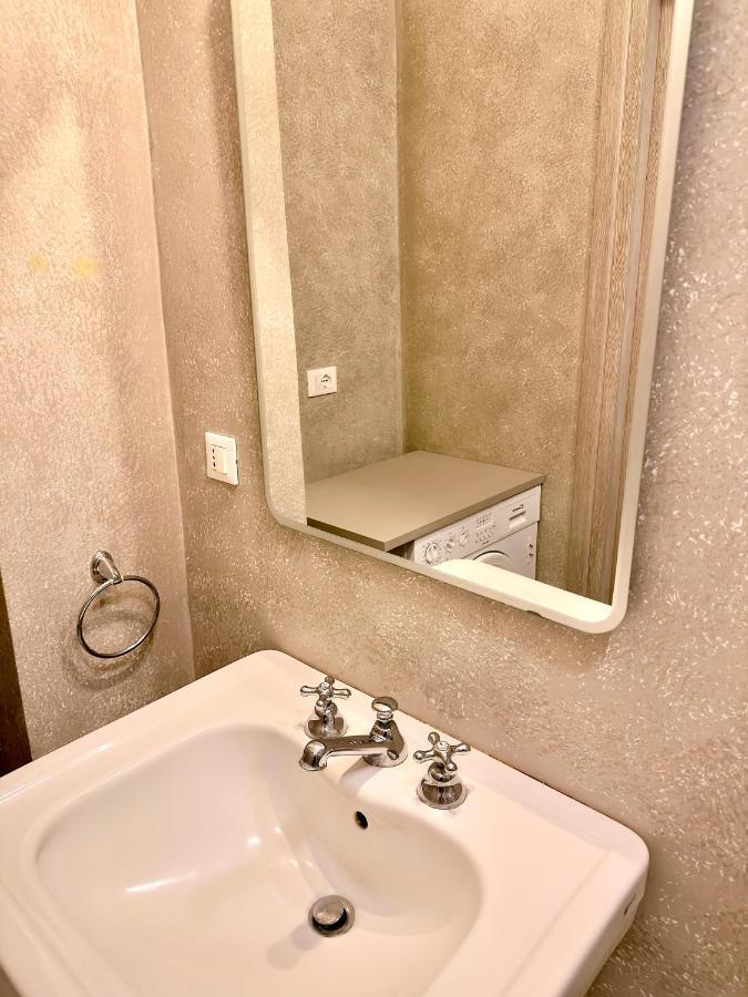Minimal Apartment Navigli Milan Bagian luar foto